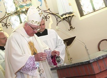 Hierarcha namaścił ołtarz olejem krzyżma.