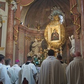 ▲	Modlitwa przed obrazem Matki Bożej Pokornej w rudzkiej bazylice  15 sierpnia 2020 roku.