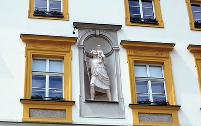 We wnęce elewacji pałacu znów stanęła figura świętego, od którego pochodzi nazwa budynku.