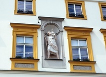 We wnęce elewacji pałacu znów stanęła figura świętego, od którego pochodzi nazwa budynku.