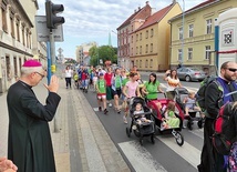 W tym roku w  pielgrzymce szło wyjątkowo dużo mam z  dziećmi w wózkach.