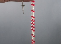 Członkowie SKC modlą się na różańcach składających się  z 7 tajemnic.