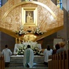 Ołtarz główny w czarneckim sanktuarium z łaskami słynącym obrazem Matki Bożej Wychowawczyni.