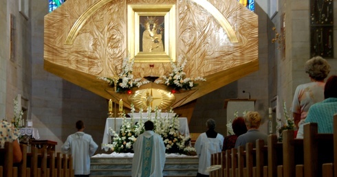 Ołtarz główny w czarneckim sanktuarium z łaskami słynącym obrazem Matki Bożej Wychowawczyni.