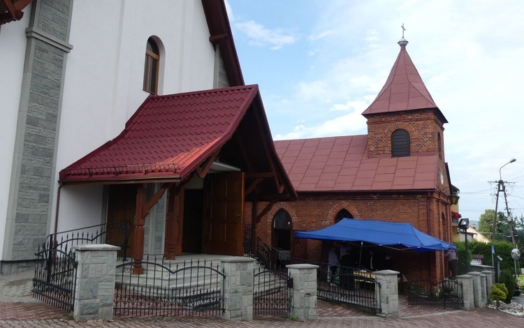 Kaplica Matki Bożej Anielskiej, stoi obok kościoła Najświętszego Serca Pana Jezusa.