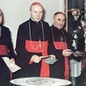 Wręczenie nominacji biskupom przez prymasa Stefana Wyszyńskiego, grudzień 1956 (na zdjęciu bp Bolesław Kominek, kard. Stefan Wyszyński i bp Franciszek Jop).