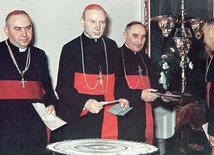 Wręczenie nominacji biskupom przez prymasa Stefana Wyszyńskiego, grudzień 1956 (na zdjęciu bp Bolesław Kominek, kard. Stefan Wyszyński i bp Franciszek Jop).