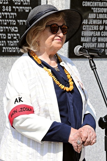 Lidia Markiewicz-Ziental przemawia podczas uroczystości rocznicy zdobycia przez Batalion „Zośka” obozu Gęsiówka.