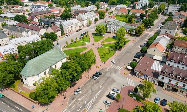 Urokliwy rynek z kościołami Podwyższenia Krzyża Świętego i Niepokalanego Poczęcia NMP (w tle).