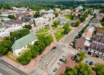 Urokliwy rynek z kościołami Podwyższenia Krzyża Świętego i Niepokalanego Poczęcia NMP (w tle).