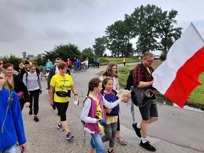 Do Czarnej Madonny wędrówkę rozpoczęła już grupa cytrynowa.