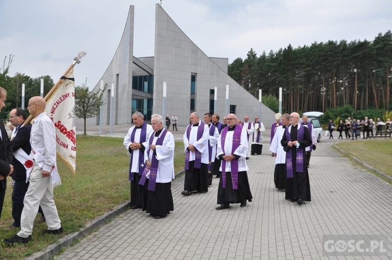Zielona Góra: Pogrzeb ks. Henryka Nowika