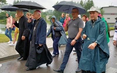 Z pielgrzymami wyszli (od lewej): bp Paweł Socha, ks. Wiesław Kudła, Paweł Dziewit i ks. Mariusz Morawski, przewodnik grupy.