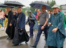 Z pielgrzymami wyszli (od lewej): bp Paweł Socha, ks. Wiesław Kudła, Paweł Dziewit i ks. Mariusz Morawski, przewodnik grupy.