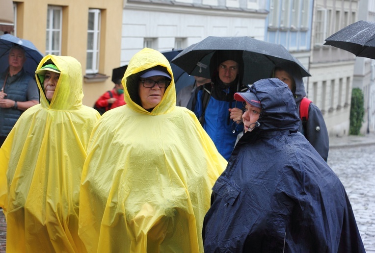 "Oby namiotu nie rozkładać w deszczu" 