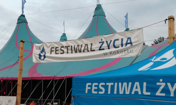 8.8.2021 | Młodzi na Festiwalu Życia | Starsi na pielgrzymce do Matki Uśmiechniętej