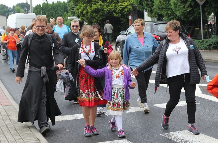 Grupa 2 z ks. Adamem Wandzlem - z Bielska-Białej na Jasną Górę 2021 