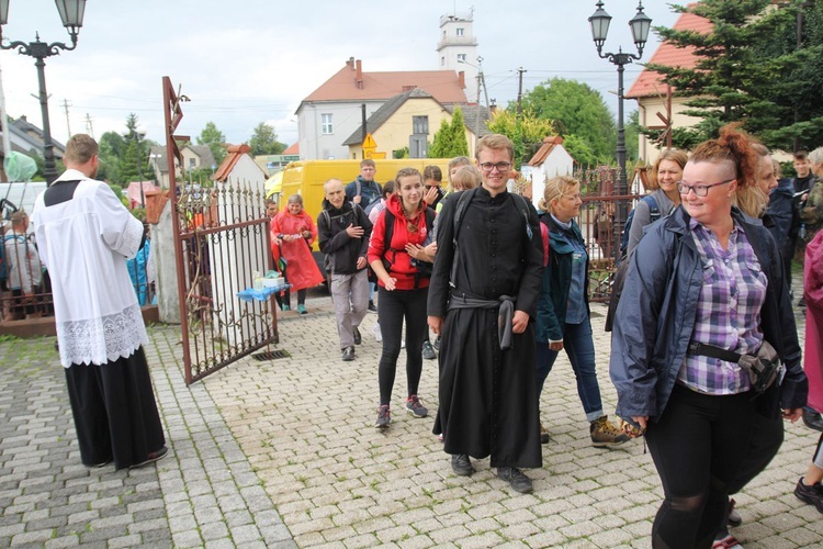 Postój pielgrzymów jasnogórskich z Hałcnowa w Bielanach - 2021