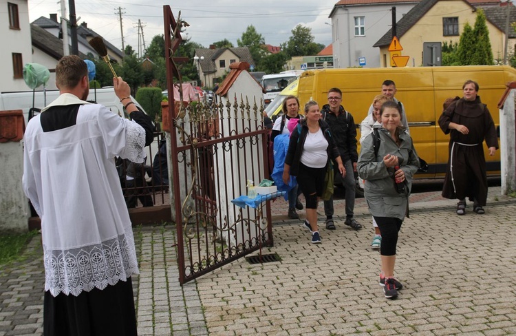 Postój pielgrzymów jasnogórskich z Hałcnowa w Bielanach - 2021