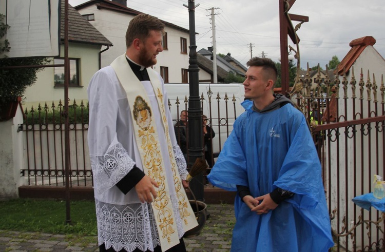 Postój pielgrzymów jasnogórskich z Hałcnowa w Bielanach - 2021