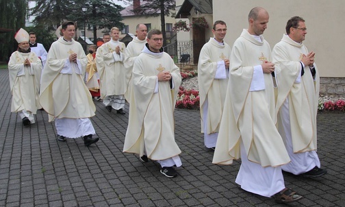 Duszpasterze celebrujący Mszę św. dla pielgrzymów jasnogórskich.