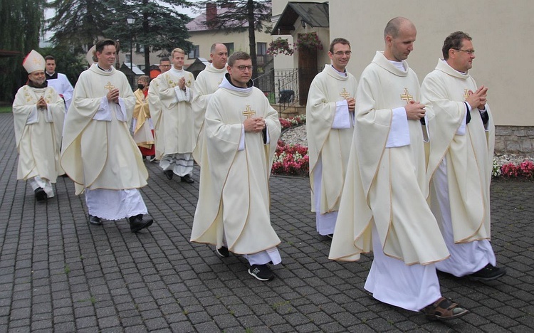 Duszpasterze celebrujący Mszę św. dla pielgrzymów jasnogórskich.