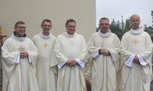 Księża przewodnicy przed Mszą św. w Hałcnowie.