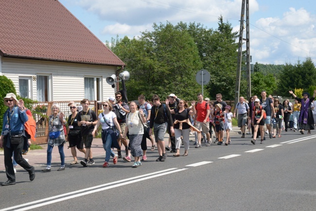 Pielgrzymi ze Skarżyska-Kamiennej w drodze na Jasną Górę