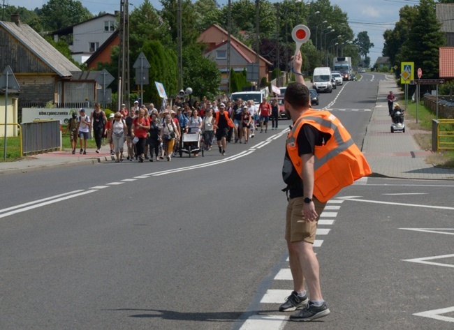 Pielgrzymi ze Skarżyska-Kamiennej w drodze na Jasną Górę