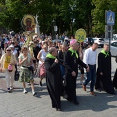 Wyjście pielgrzymów z Szydłowca. Wyprowadzili ich (od lewej): ks. Mirosław Kszczot, dyrektor pielgrzymki radomskiej, bp Piotr Turzyński, Artur Ludew, burmistrz Szydłowca,  ks. Marek Kucharski, proboszcz, i ks. Norbert Skawiński, kierownik grupy 24.