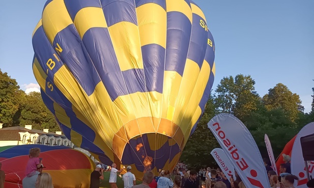 Widzowie mieli okazję oglądać start balonów z bliska. 