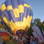 Widzowie mieli okazję oglądać start balonów z bliska. 