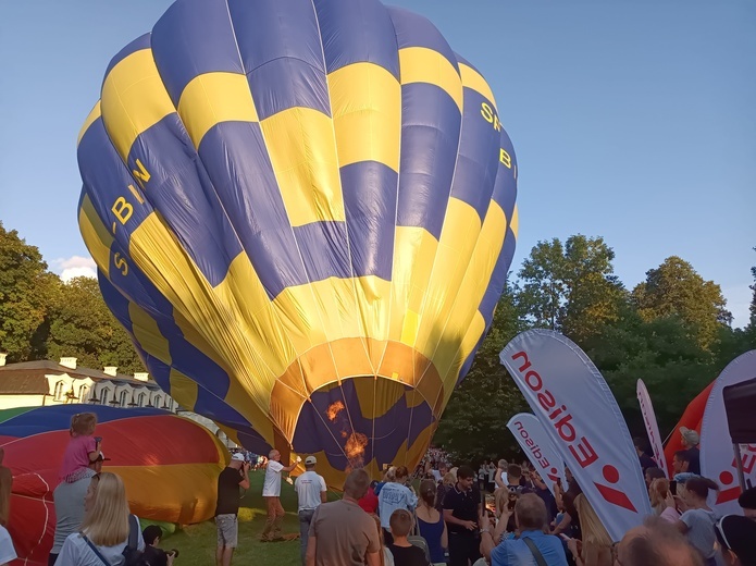 Widzowie mieli okazję oglądać start balonów z bliska. 