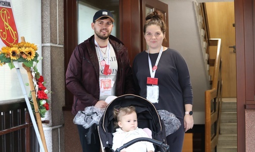 Sabina i Łukasz Katańcewowie piegrzymują z córeczką Hanią.