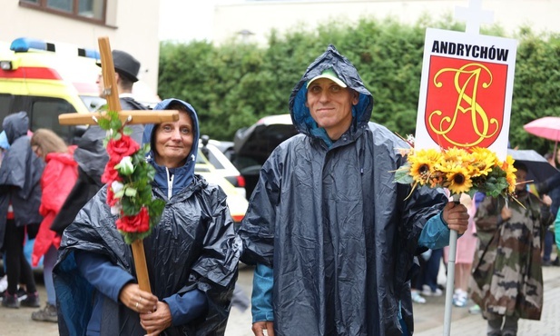 Andrychowskie znaki pielgrzymkowe pierwsi ponieśli Iwona i Marcin Górzyńscy z Targanic.
