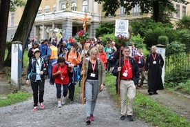 Cieszyńscy pątnicy wyruszają spod pałacowej kaplicy w dalszą drogę.