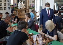Dzięki otwartej formule zawodów nawet początkujący szachista może mieć okazję zmierzenia się w bezpośrednim pojedynku z zawodnikiem z Kadry Narodowej.