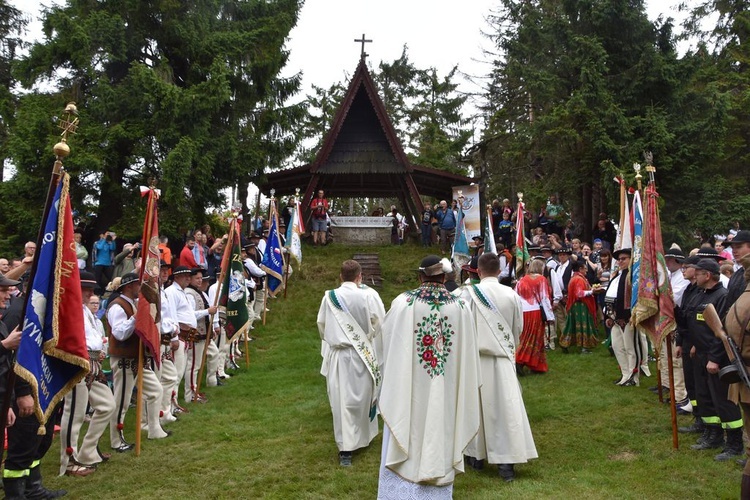 Msza św. na Polanie Rusnakowej pod Turbaczem w Gorcach 