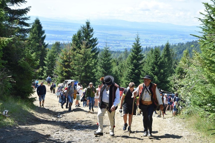 Msza św. na Polanie Rusnakowej pod Turbaczem w Gorcach 