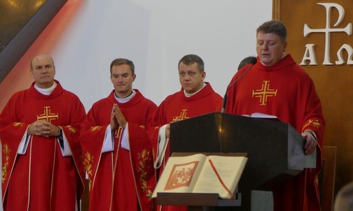 Pierwszy z praawej: ks. Mariusz Kiszczak - proboszcz parafii św. Maksymiliana w Oświęcimiu, który wygłosił kazanie dla wyruszających w drogę pątników.