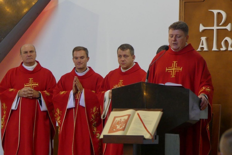 Pierwszy z praawej: ks. Mariusz Kiszczak - proboszcz parafii św. Maksymiliana w Oświęcimiu, który wygłosił kazanie dla wyruszających w drogę pątników.
