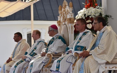 Biskup w asyście przewodników pielgrzymki (byłego i aktualnego) i diakonów ze świdnickiego WSD.