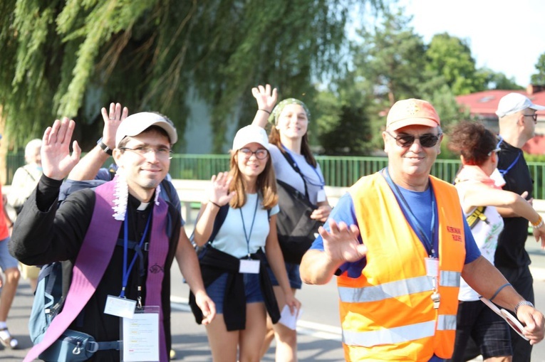 Wyruszyli w drogę. Na zdjęciu z pielgrzymami ks. Piotr Rajda i Bolesław Jonkisz.