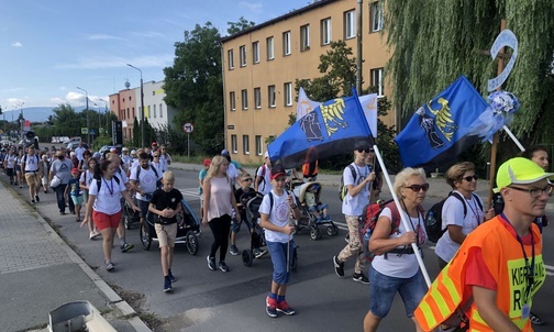 Radośnie przemaszerowali przez miasto i poszli ku Jasnej Górze.