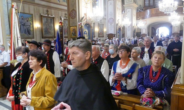 Franciszkanie, rychwałdzcy parafianie i pielgrzymi świętowali razem 75-lecie przybycia zakonników do sanktuarium.