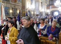 Franciszkanie, rychwałdzcy parafianie i pielgrzymi świętowali razem 75-lecie przybycia zakonników do sanktuarium.