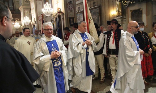 Wśród uczestników jubileuszu byli także poprzedni proboszczowie rychwałdzkiej parafii.