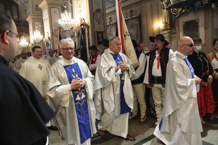 Wśród uczestników jubileuszu byli także poprzedni proboszczowie rychwałdzkiej parafii.