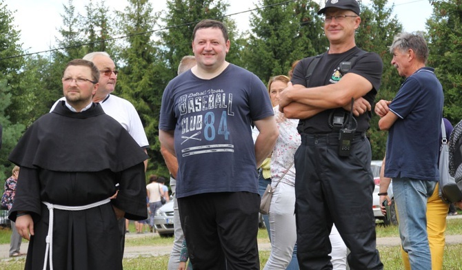 Proboszcz, o. Grzegorz Siwek OFMConv. (w środku) dbał o wyśmienite humory uczestników franciszkańśkeij zabawy.