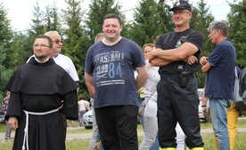 Proboszcz, o. Grzegorz Siwek OFMConv. (w środku) dbał o wyśmienite humory uczestników franciszkańśkeij zabawy.